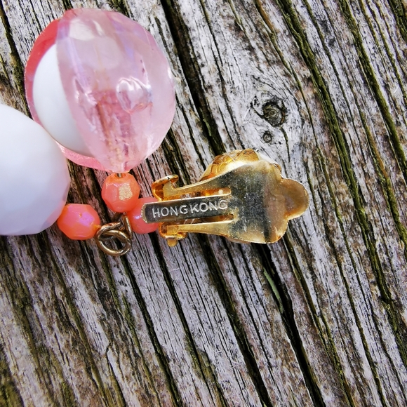 Vintage White and Pink Plastic Bead Necklace and Clip On Earrings - Picture 13 of 16